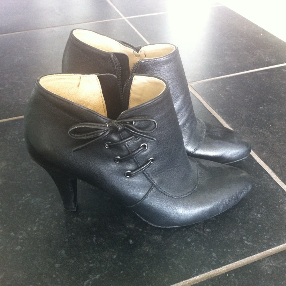 Naturalizer black leather ankle boots - size 5B / 5M